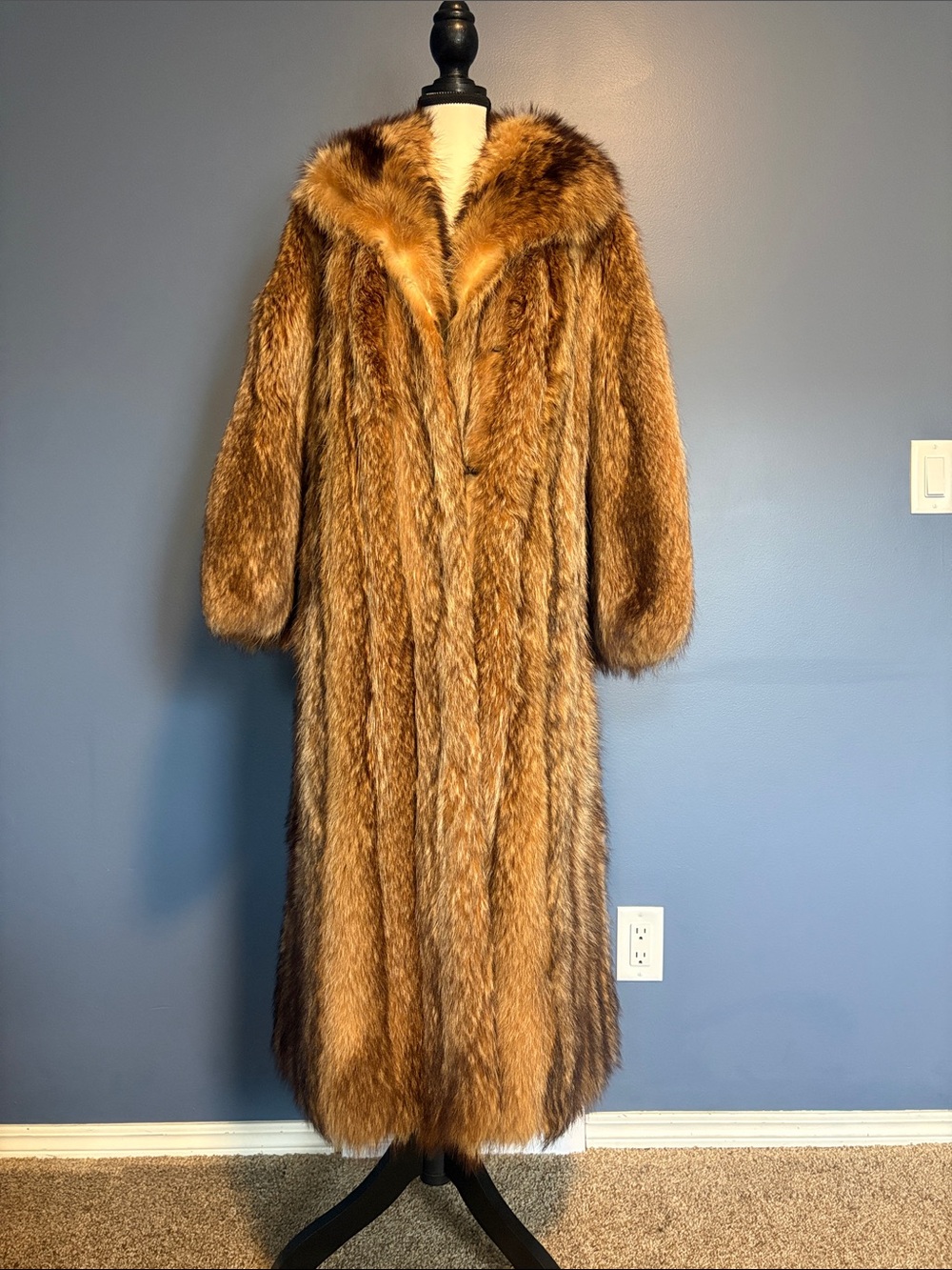 Vintage Renfrew Furs Tanuki (Japanese Raccoon) Full Length Fur Coat | Luxe 1979 - Picture 3 of 13